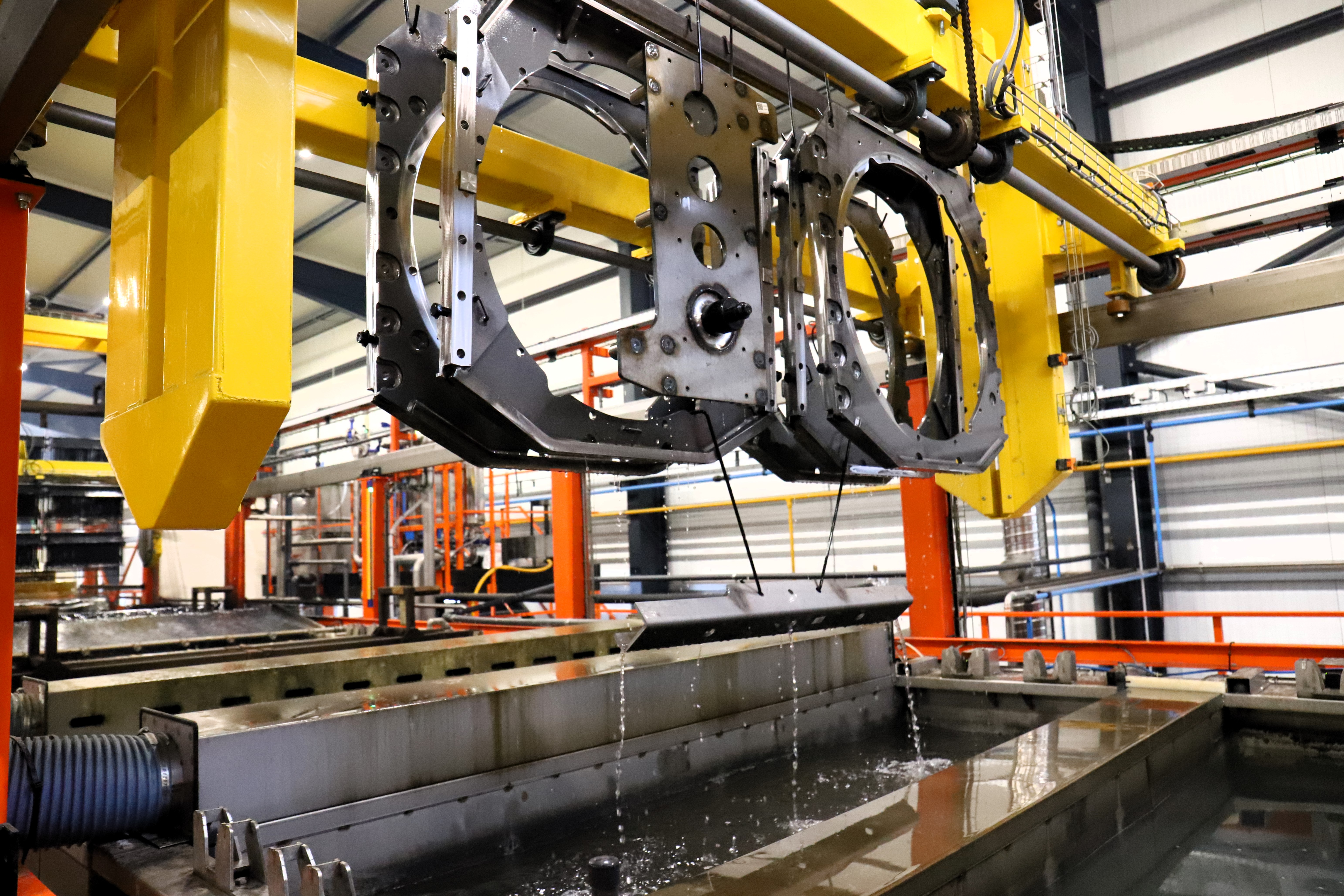 Cataforese — peça em imersão na linha de tratamento