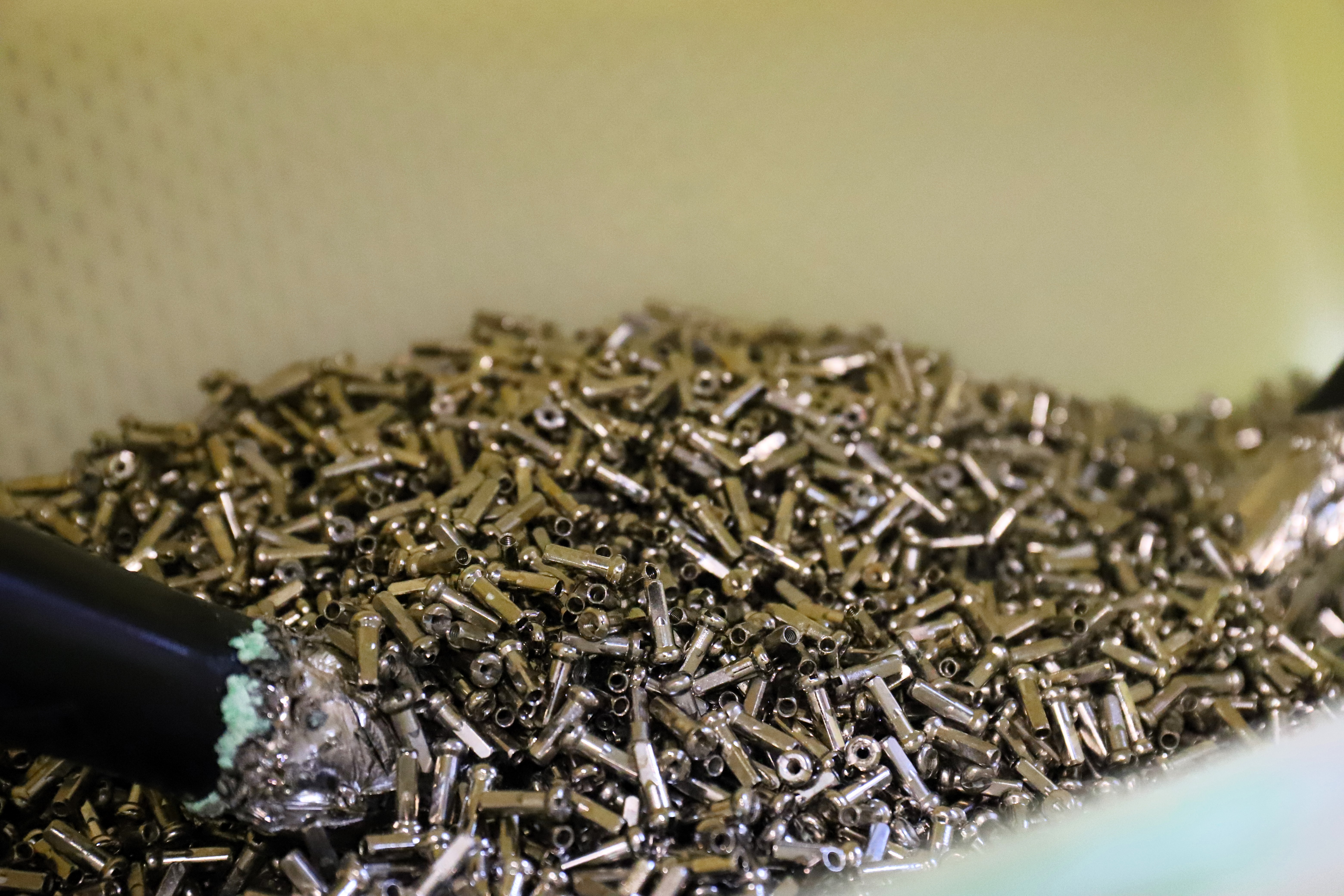 Niquelagem — pequenas peças com acabamento niquelado